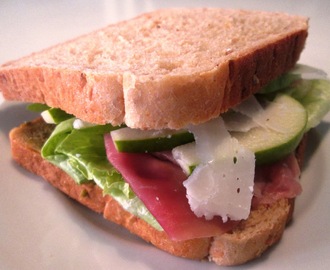 Sandwich med Lufttørret Skinke, Pære og Parmesan