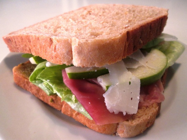 Sandwich med Lufttørret Skinke, Pære og Parmesan