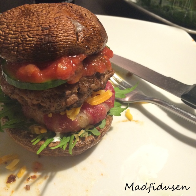 Fredags junk: Portobello salsa-cheese burger m. baconløgringe