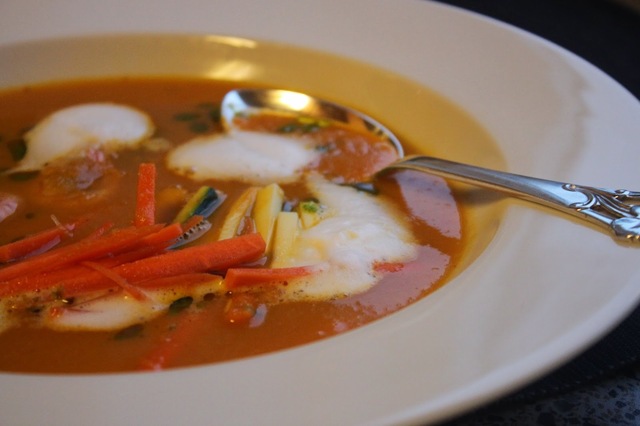 Thai fiskesuppe med tigerrejer og kokosskum