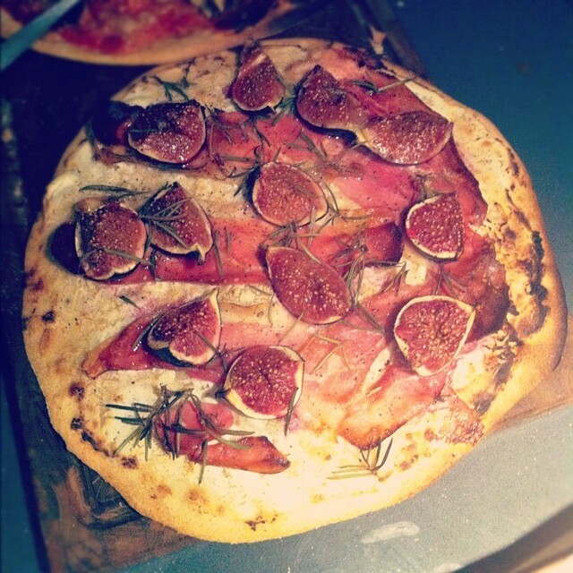 Sødmefuld pizza med figen, parma og ricotta
