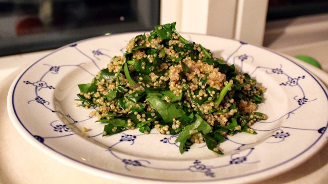 Salat med quinoa og spinat
