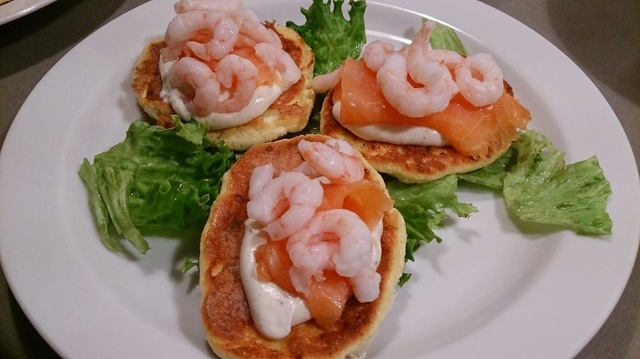 Hytteost blinis med laks, rejer og dressing