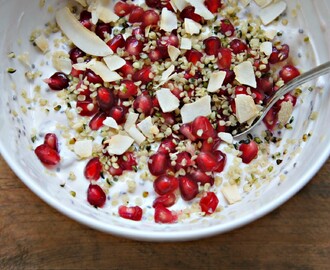 SUND CHIAGRØD – med hampefrø og kokoschips