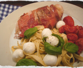 Dinner for one – Stuffed chicken breast, pesto pasta and roasted cherry tomatoes