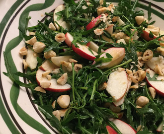 Salat med æble, rucola og hasselnødder