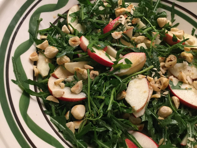 Salat med æble, rucola og hasselnødder