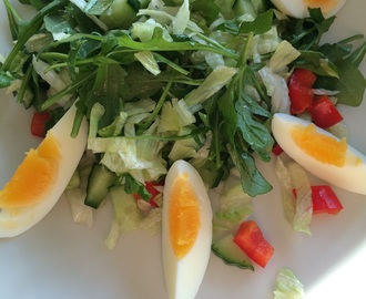 Basic salat med med et lille tvist af æg