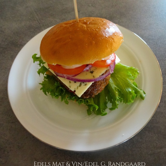 Hjemmelaget Burger med chili ♫ Servert med god ost & chilidressing ♫
