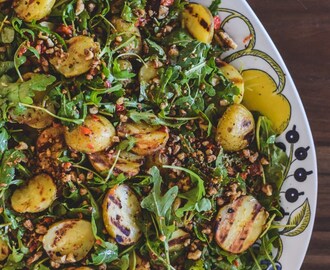 Grillet kartoffelsalat med rucola, peberfrugtspesto og ristede valnødder