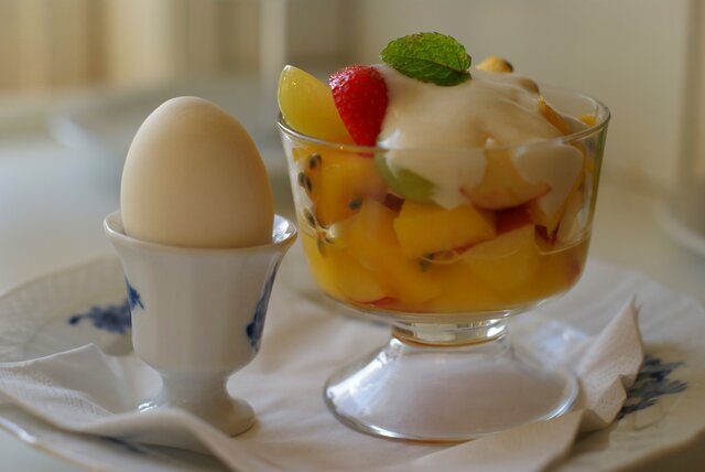 Herlig morgenmad: Frugtboost med vaniljeyoughurt og et blødkogt æg