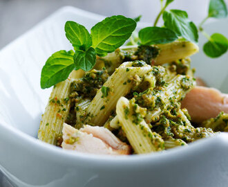 Pasta med rucola-pesto og varmrøget laks