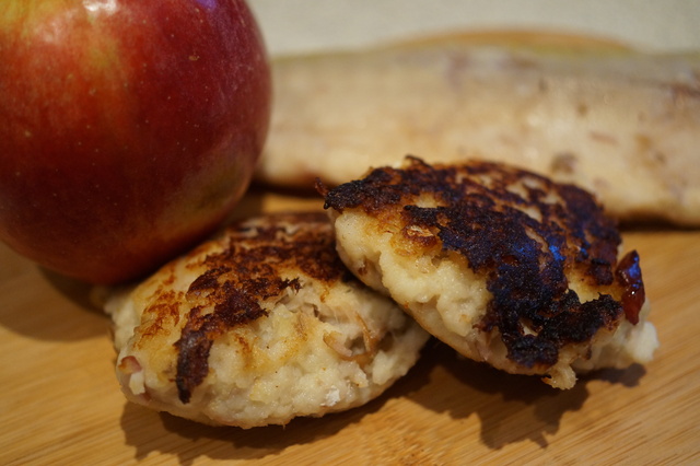 Fiskefrikadeller med røget makrel og æbler