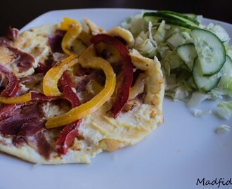 Oste-omelet m. seranoskinke og peberfrugt