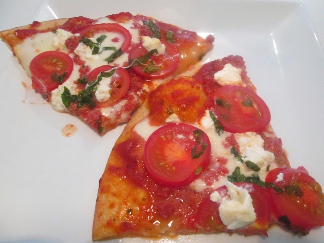 Pizza med Italiensk Salami, Ricotta og Tomat