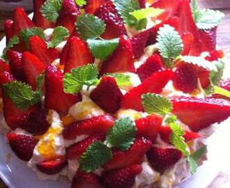 Pavlova med jordbær – Sct. Hans dessert