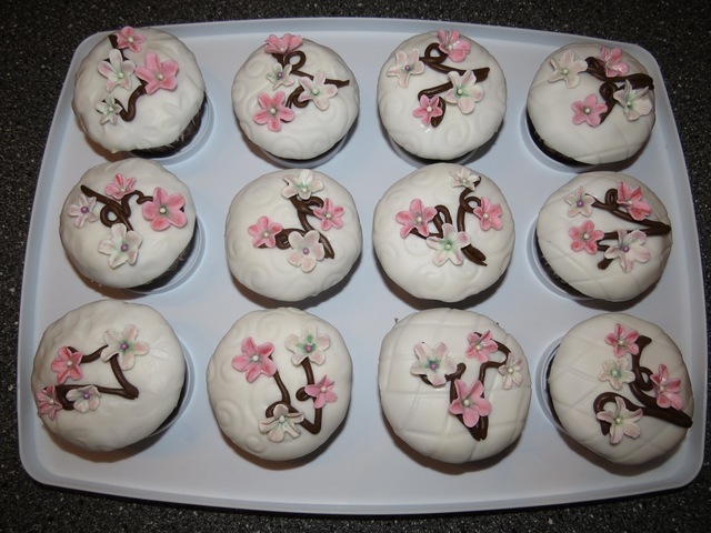 Chokoladekiks cupcake pyndet med kirsebær blomster