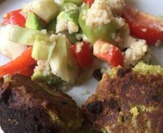 Couscous salat med kikærtefrikadeller