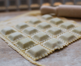 Ravioli med bladbeder og tomatsovs – ravioli alle erbette con sugo di pomodoro