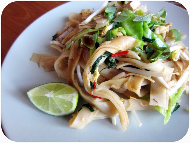 Pad thai med spinat og spidskål