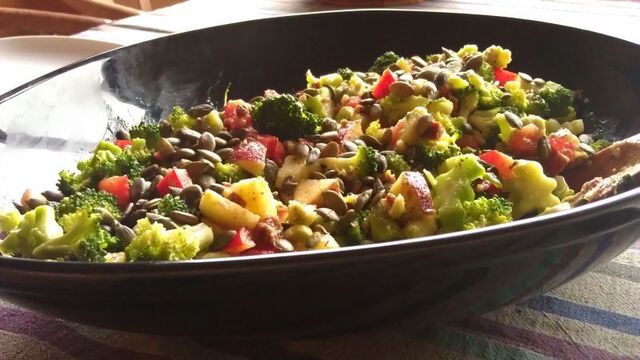 Kraftfuld broccolisalat - og flap steak!