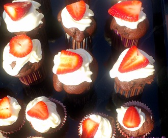 Opskrift: Chokolade cupcakes med mascarpone creme og friske jordbær