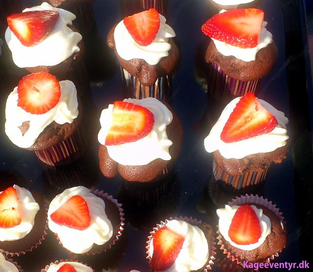 Opskrift: Chokolade cupcakes med mascarpone creme og friske jordbær