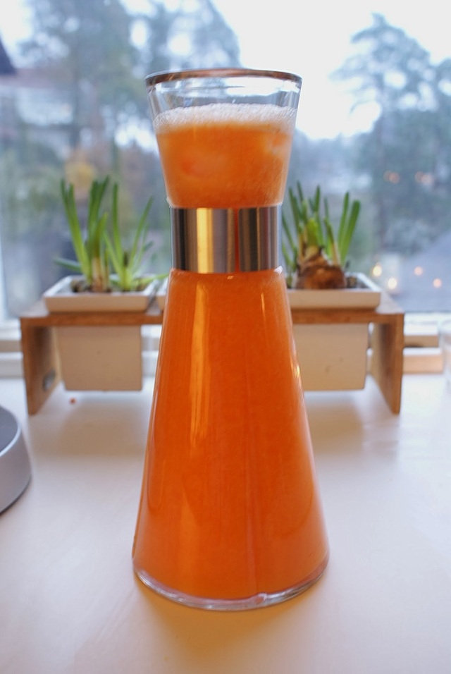 Friskpresset juice på gulerod, appelsin, ingefær og æbler