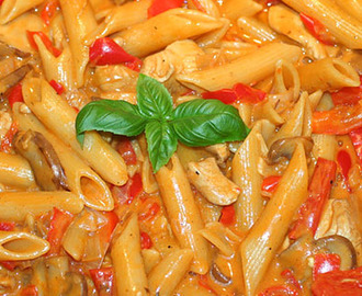 Skøn one pot pasta med kylling, grøntsager og fløde.