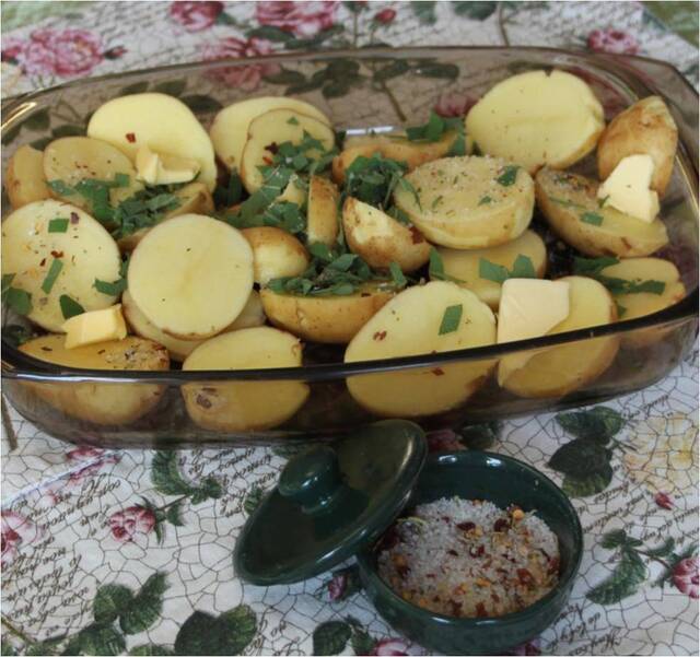 Nye kartofler i ovn – med salvie og kryddersalt