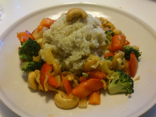 Quinoa med wok-stegte grønsager og cashewnødder