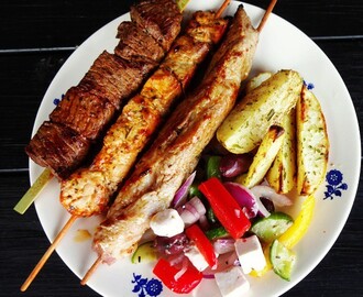 Marinerte kjøttspyd fra Anni's Pølsemakeri, servert med Gresk salat og ovnsbakte poteter ✿