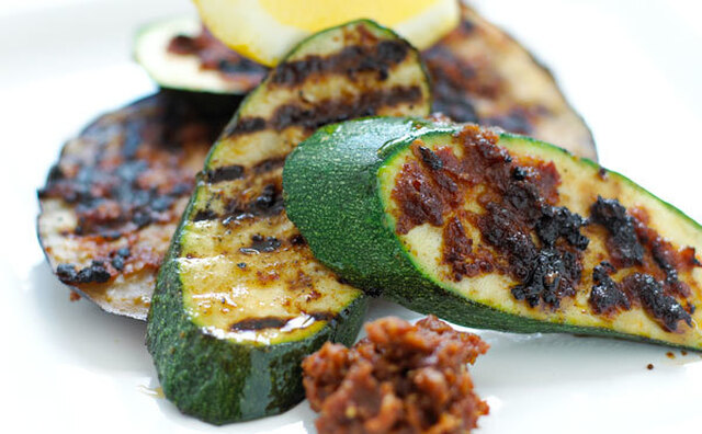 Squash og aubergine på grill med tomatpesto