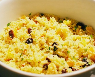 Couscous med abrikos, rosin, mandler og appelsin