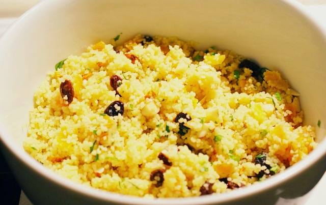 Couscous med abrikos, rosin, mandler og appelsin