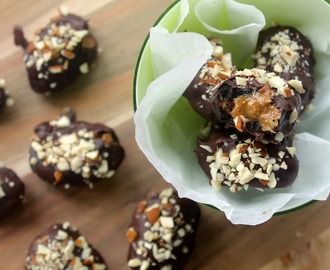 Mandelsmør fyldte dadler med chokolade