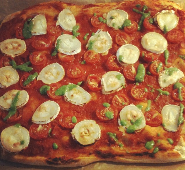 Pizza med tomat,gedeost og pesto.