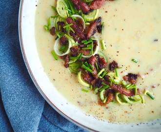 Cremet kartoffel-porresuppe med bacon