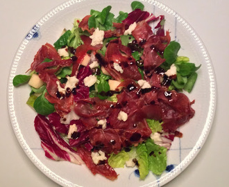 Salat med serrano skinke, gorgonzola og balsamico glace