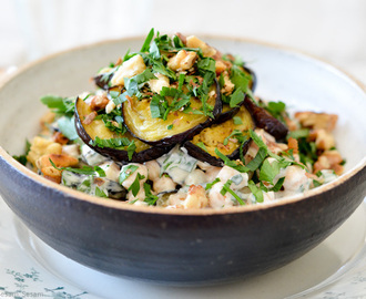 Cremet kikærtesalat med aubergine, ristede valnødder og tahin-yoghurt-dressing