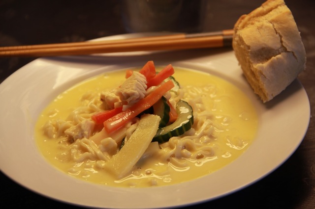Hot suppe med kylling og bambusskud