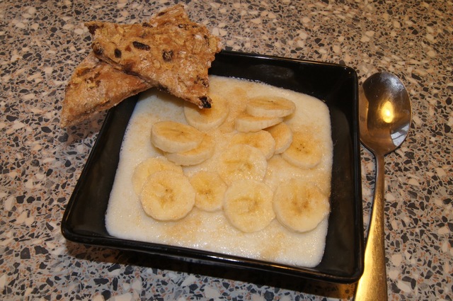 Mannagrød med frisk banan og kanel