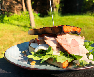 Panini med letsprængt, grillet svinemørbrad, røget mozzarella, tunsauce og rucola