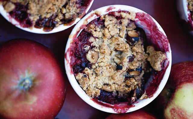 Crumble med æbler og brombær