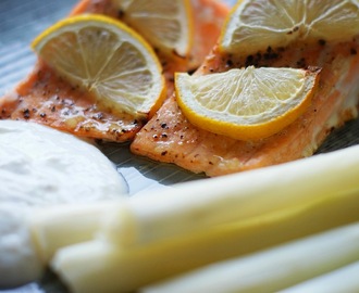 Ovnbagt citronlaks med nye, hvide asparges og kold parmasansauce
