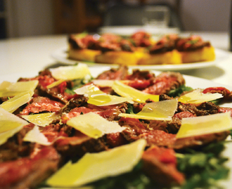 Sprødstegt polenta med krondyrfilet og carpaccio af krondyr