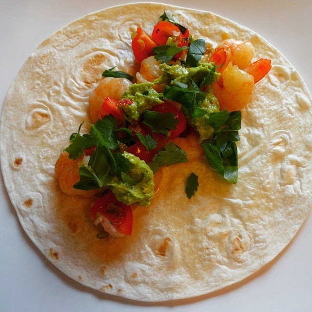Tortilla med scampi - servert med tomatsalsa og guacamole !