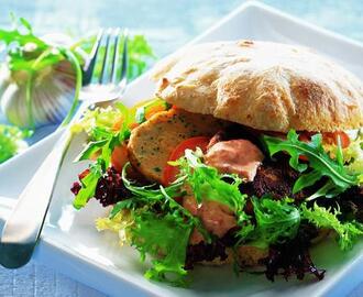 Sandwich med laksefrikadeller, sprød salat og grillet hvidløgssauce