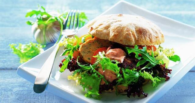 Sandwich med laksefrikadeller, sprød salat og grillet hvidløgssauce