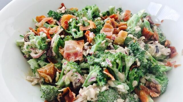 Broccolisalat med bacon – den perfekte salat (opskrift)